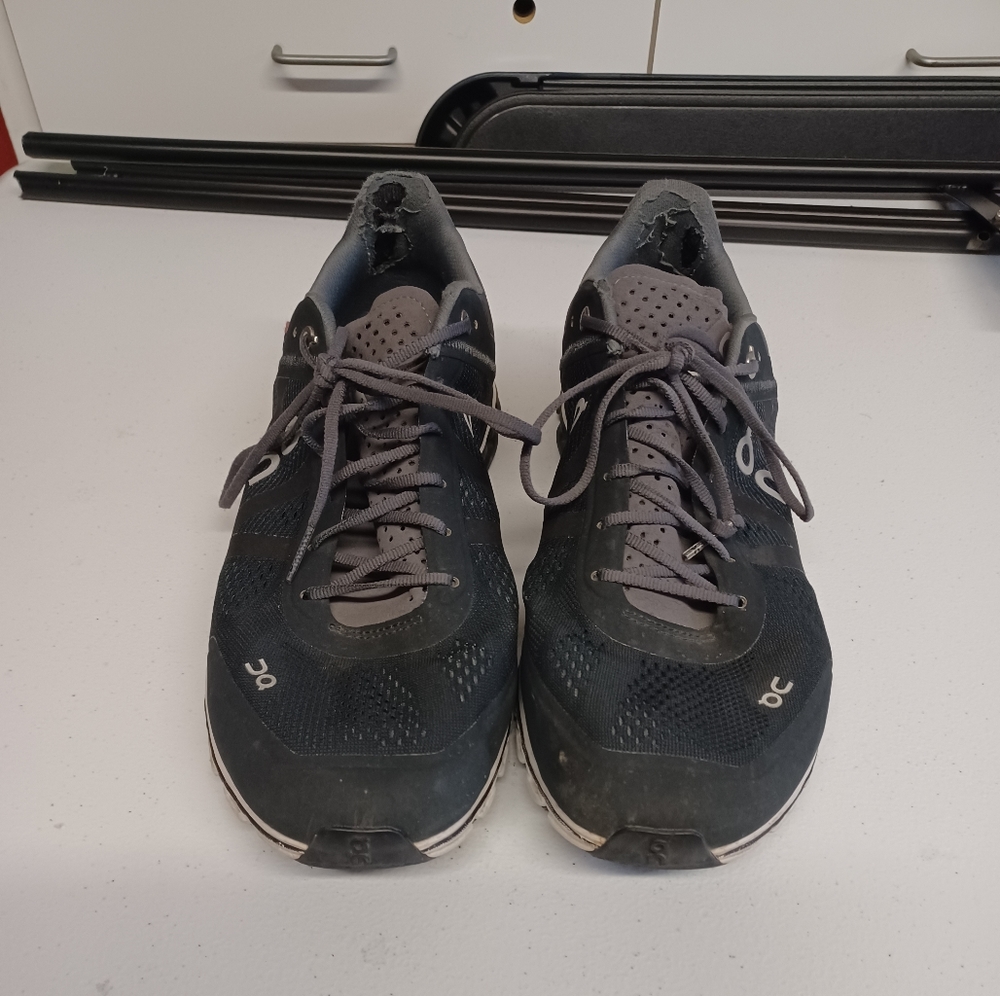 On cloud men's size 10.5